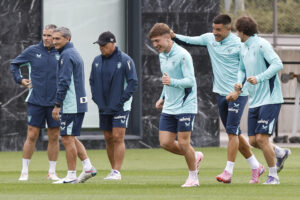El técnico del Athletic de Bilbao, Ernesto Valverde (i), supervisa el entrenamiento que el conjunto rojiblanco ha celebrado para preparar el encuentro de Liga contra el Alavés. EFE/ Miguel Toña