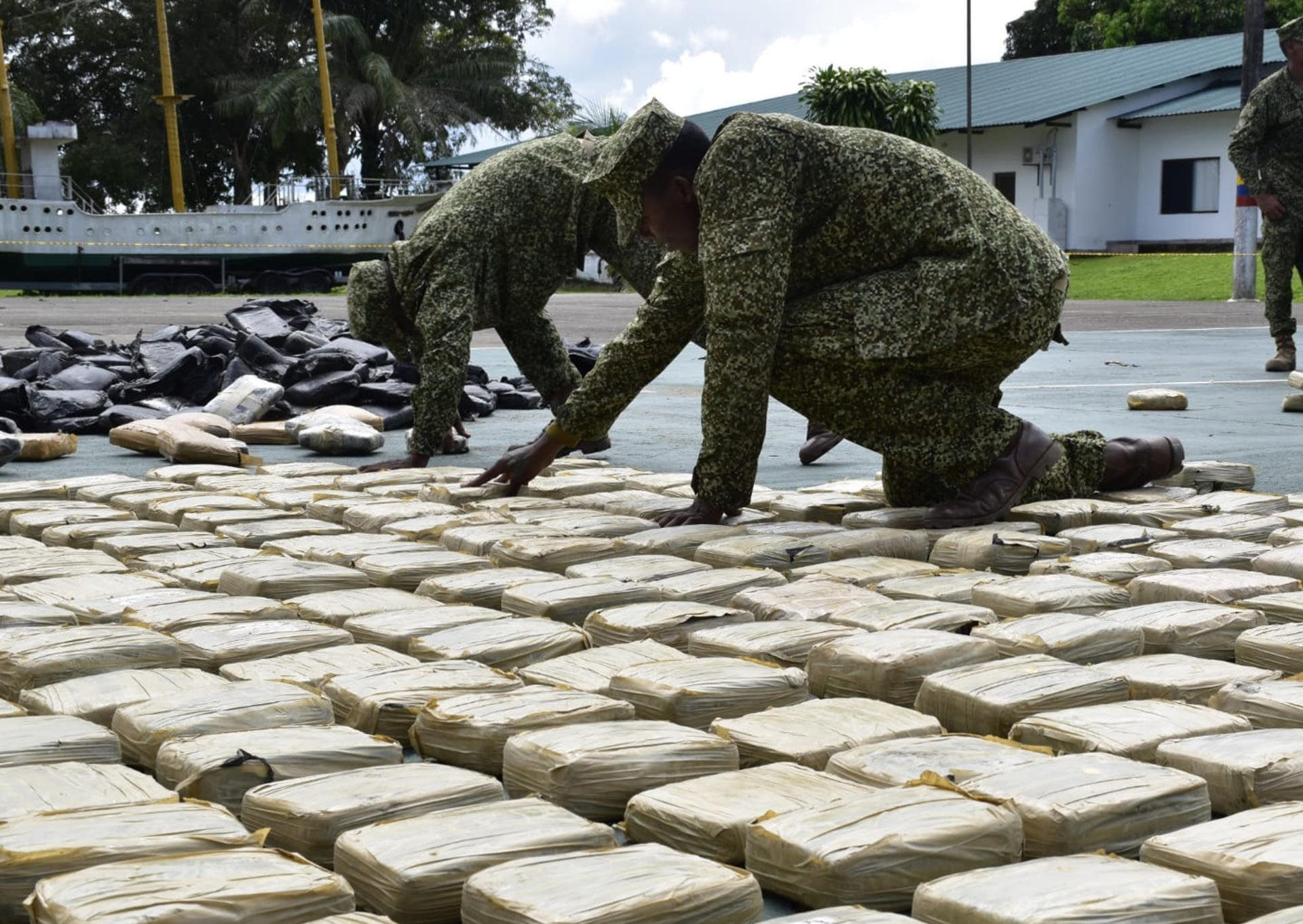 Fotografía cedida por la oficina de comunicaciones de la Armada de Colombia de infantes de la marina mostrando una incautación de marihuana este viernes, en Puerto Leguizamo (Colombia). EFE/ Armada de Colombia /
