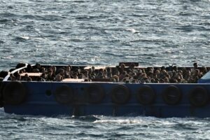 ATHENS (Greece), 10/07/2025.- A small launch boat carries refugees and migrants at the port of Lavrio, Greece, 10 July 2025. Over 500 refugees and migrants rescued in Crete were transported overnight by a cargo ship to the port of Lavrio. (Grecia) EFE/EPA/YANNIS KOLESIDIS
ATENAS (Grecia), 10/07/2025.- Una pequeña lancha transporta refugiados y migrantes en el puerto de Lavrio, Grecia, este jueves. Más de 500 refugiados y migrantes rescatados en Creta fueron trasladados durante la noche en un carguero al puerto de Lavrio. EFE/ Yannis Kolesidis