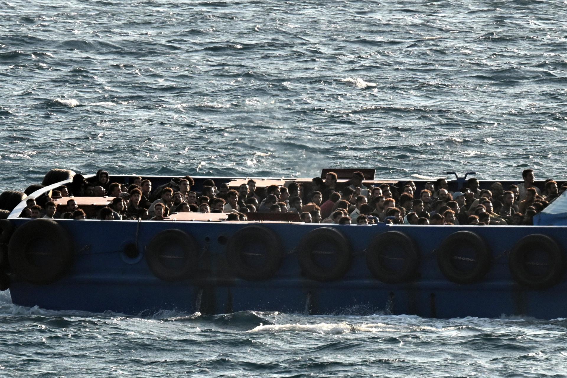 ATHENS (Greece), 10/07/2025.- A small launch boat carries refugees and migrants at the port of Lavrio, Greece, 10 July 2025. Over 500 refugees and migrants rescued in Crete were transported overnight by a cargo ship to the port of Lavrio. (Grecia) EFE/EPA/YANNIS KOLESIDIS
ATENAS (Grecia), 10/07/2025.- Una pequeña lancha transporta refugiados y migrantes en el puerto de Lavrio, Grecia, este jueves. Más de 500 refugiados y migrantes rescatados en Creta fueron trasladados durante la noche en un carguero al puerto de Lavrio. EFE/ Yannis Kolesidis