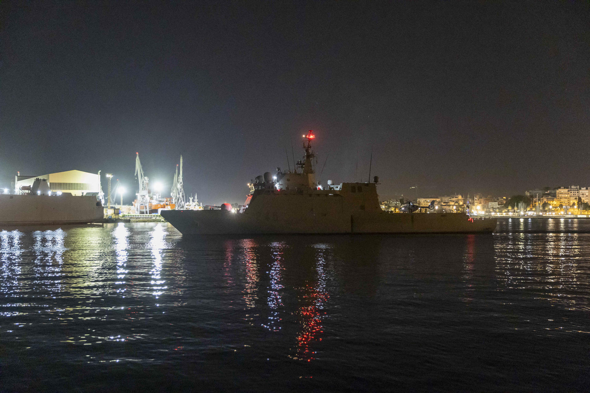 El buque de acción marítima (BAM) Furor ha zarpado la madrugada de este viernes del puerto de Cartagena para dar apoyo a la Global Sumud Flotilla que lleva ayuda humanitaria a la franja de Gaza, tras los ataques sufridos por varios de sus componentes el pasado martes. EFE/Marcial Guillén
