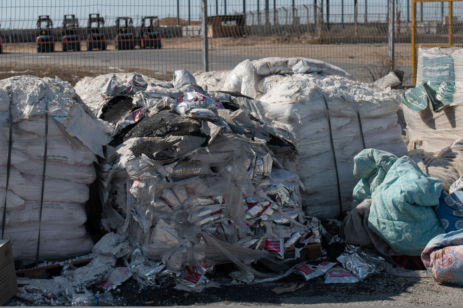 Cajas con alimentos se descomponían a la intemperie en el cruce de Kerem Shalom con de la Franja de Gaza, bajo el sol abrasador de este verano. EFE/ Magda Gibelli