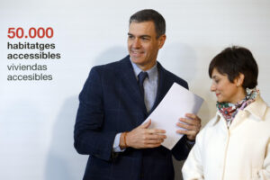El presidente del Gobierno, Pedro Sánchez, acompañado por la ministra de Vivienda y Agenda Urbana, Isabel Rodríguez (d), durante la visita a una promoción de pisos de alquiler social asequible en Sant Boi de Llobregat (Barcelona). EFE/Quique García