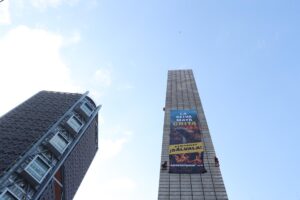 Integrantes de la organización ambientalista Greenpeace protestan colgando un cartel en la Estela de Luz este martes, en Ciudad de México (México). EFE/ Mario Guzmán