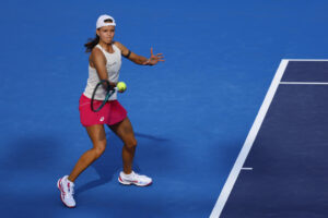 La colombiana Emiliana Arango devuelve una bola ante la francesa Elsa Jacquemot en la semifinal del torneo Guadalajara Open WTA 500 en México. EFE/Francisco Guasco