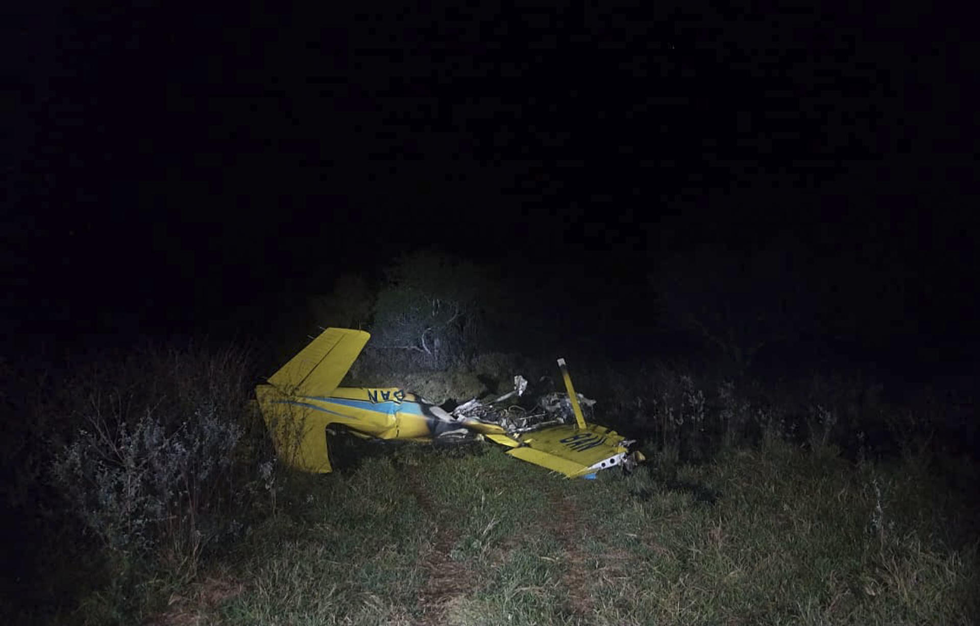 Fotografía cedida por el Cuerpo de Bomberos de Aquidauana que muestra una avioneta estrellada este 23 de septiembre de 2025, en Aquidauana (Brasil).EFE/ Cuerpo de Bomberos de Aquidauana