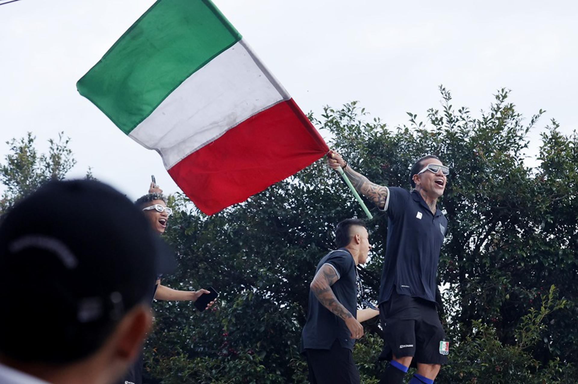 Dayro Moreno de Once Caldas sostiene una bandera previo a un partido de cuartos de final de la Copa Sudamericana. EFE/ Mauricio Dueñas Castañeda
