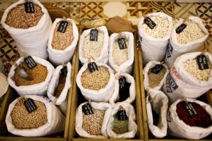Detalle de sacos con legumbres en uno de los puestos de alimentación de un mercado, en una fotografía de archivo. EFE/ David Fernández