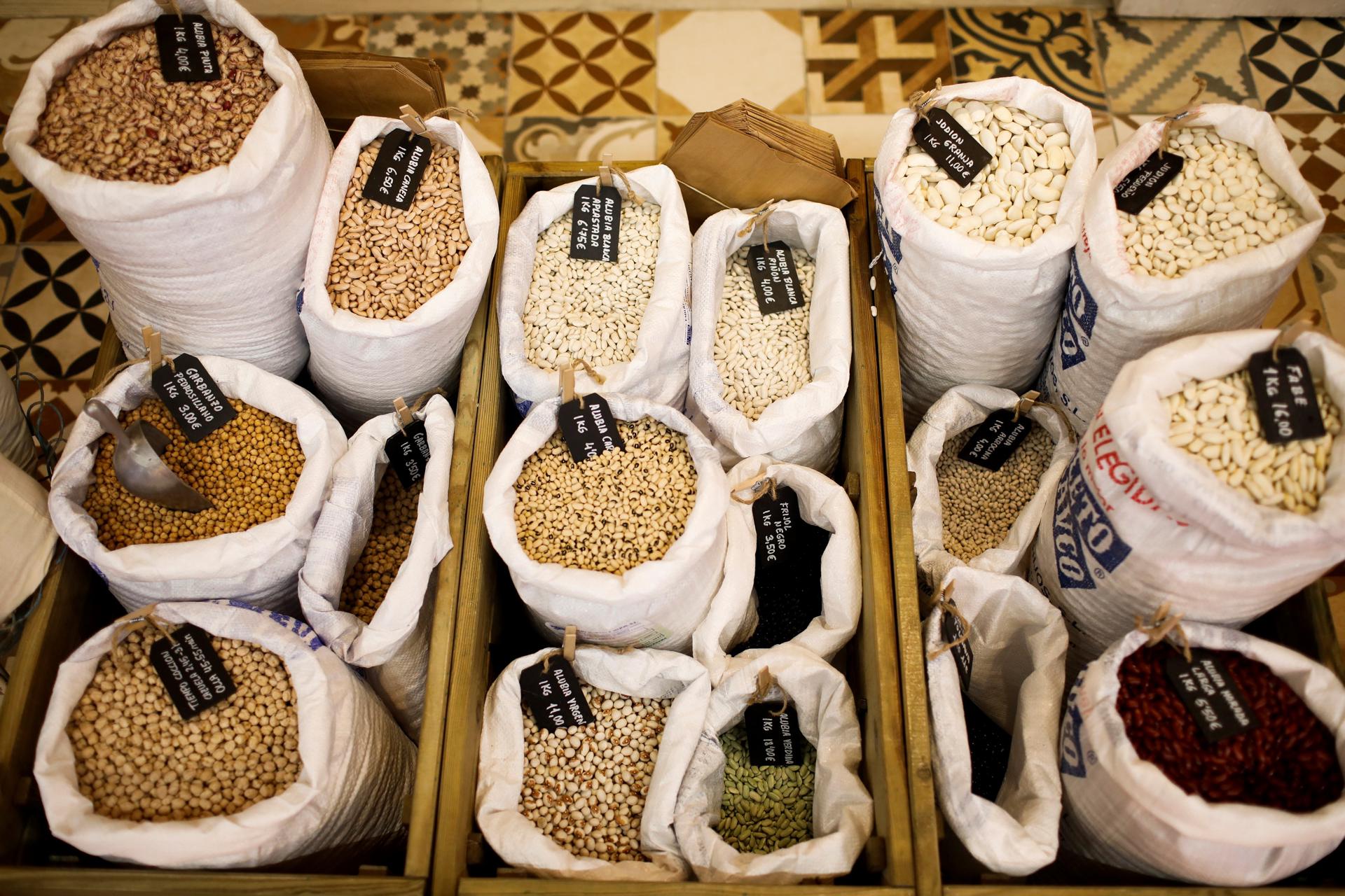 Detalle de sacos con legumbres en uno de los puestos de alimentación de un mercado, en una fotografía de archivo. EFE/ David Fernández