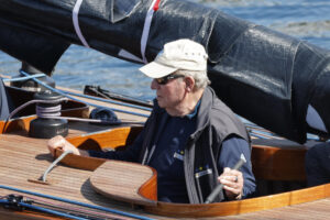 El rey emérito Juan Carlos (c) a bordo del Erika durante la regata de este sábado en Sanxenxo.EFE/Lavandeira Jr.