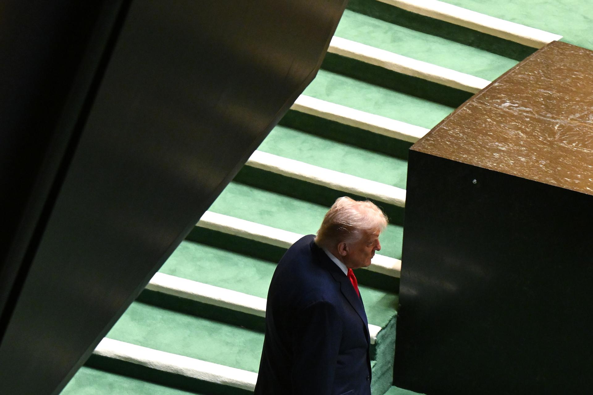 El presidente de Estados Unidos, Donald Trump, fue captado el pasado 23 de septiembre al acercarse al podio para intervenir en la 80 Asamblea General de las Naciones Unidas, en la sede de la ONU, en Nueva York (NY, EE.UU.) EFE/Lukas Coch
