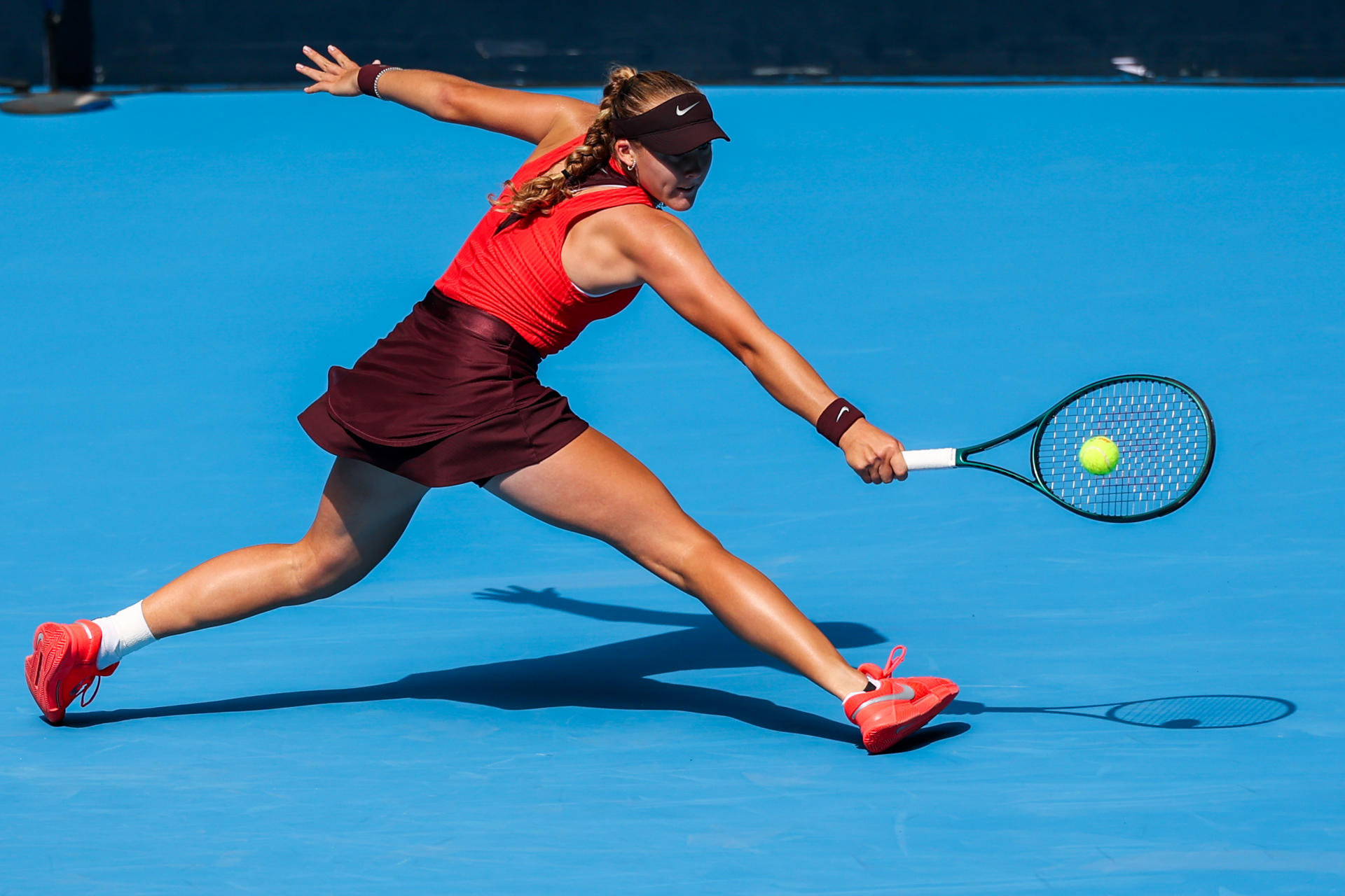 La tenista rusa Mirra Andreeva devuelve la bola a la española Jessica Bouzas durante su partido del Abierto de Tenis de China. EFE/ Abierto de Tenis de China SOLO USO EDITORIAL/SOLO DISPONIBLE PARA ILUSTRAR LA NOTICIA QUE ACOMPAÑA (CRÉDITO OBLIGATORIO)
