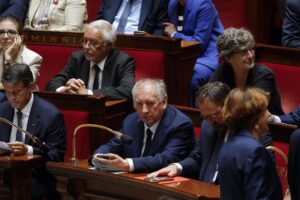 El primer ministro francés François Bayrou (C) se sienta antes de que su gobierno enfrente una votación de confianza en la Asamblea Nacional de Francia en París, Francia, el 8 de septiembre de 2025. La votación de confianza se produce después de que el primer ministro francés activara el artículo 49.1 de la Constitución. (Francia) EFE/EPA/YOAN VALAT