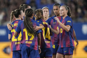 Las jugadoras del Barcelona celebran el segundo gol. EFE/Enric Fontcuberta