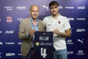 El base catalán Rafa Villar (d), junto al director deportivo del club, Félix Fernández (i), durante su presentación este lunes en Vitoria como nuevo jugador del Baskonia, procedente del Lleida. EFE/ADRIAN RUIZ HIERRO