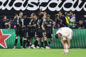 Los jugadores del Eintracht Frankfurt Jonathan Burkardt logra el 4-1 durante el partido de la fase liga de la UEFA Champions League que han jugado Eintracht Frankfurt y Galatasaray en Frankfurt, Alemania. EFE/EPA/RONALD WITTEK
