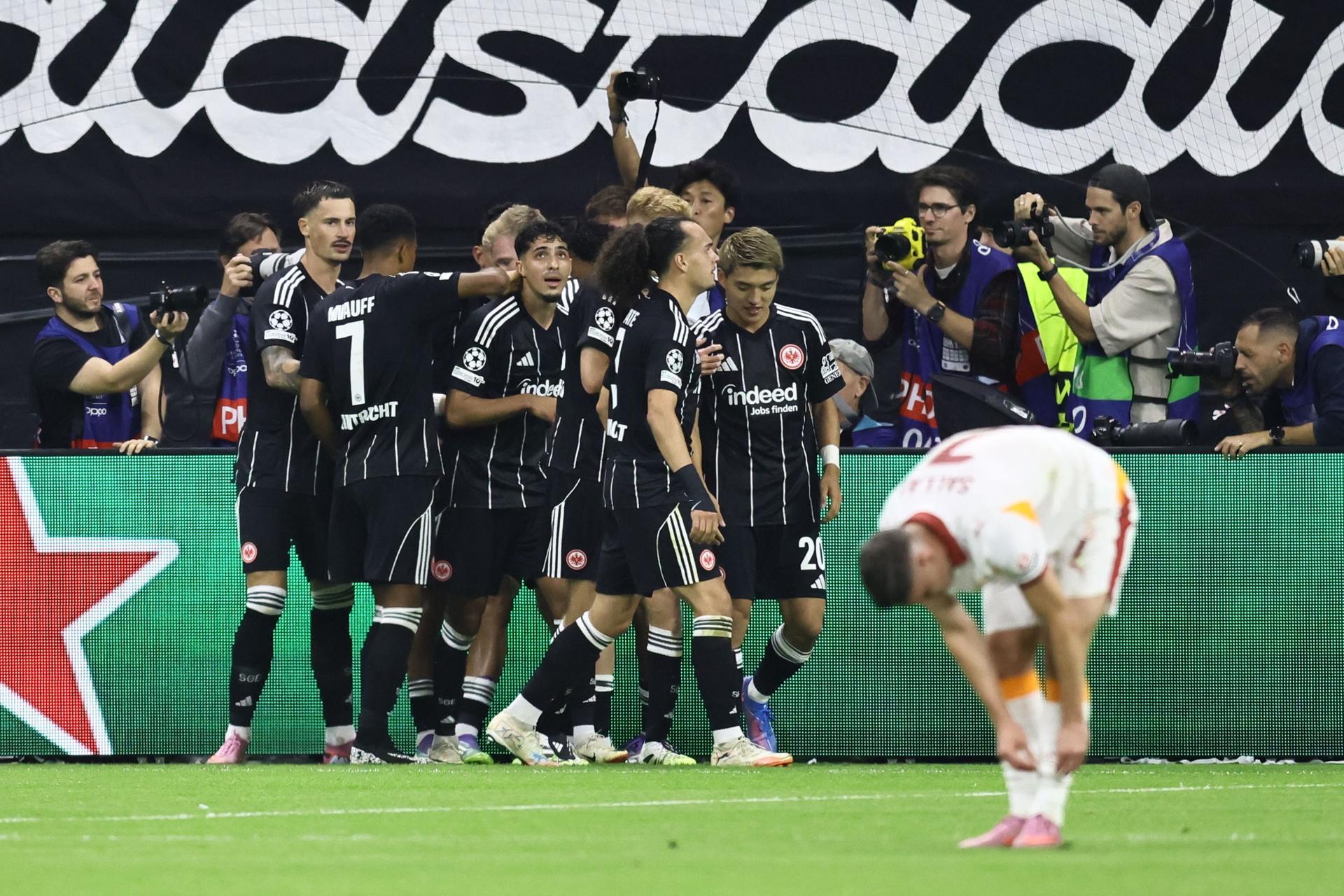 Los jugadores del Eintracht Frankfurt Jonathan Burkardt logra el 4-1 durante el partido de la fase liga de la UEFA Champions League que han jugado Eintracht Frankfurt y Galatasaray en Frankfurt, Alemania. EFE/EPA/RONALD WITTEK