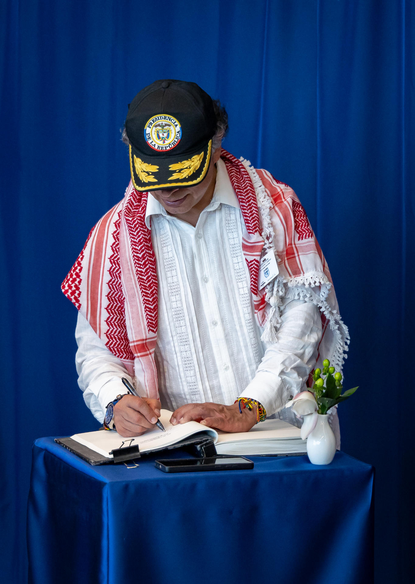 Fotografía cedida por la ONU donde aparece el presidente de Colombia, Gustavo Petro, firmando el libro de visitas durante una reunión en la sede del organismo internacional este viernes, en Nueva York (Estados Unidos). EFE/Laura Jarriel/ONU