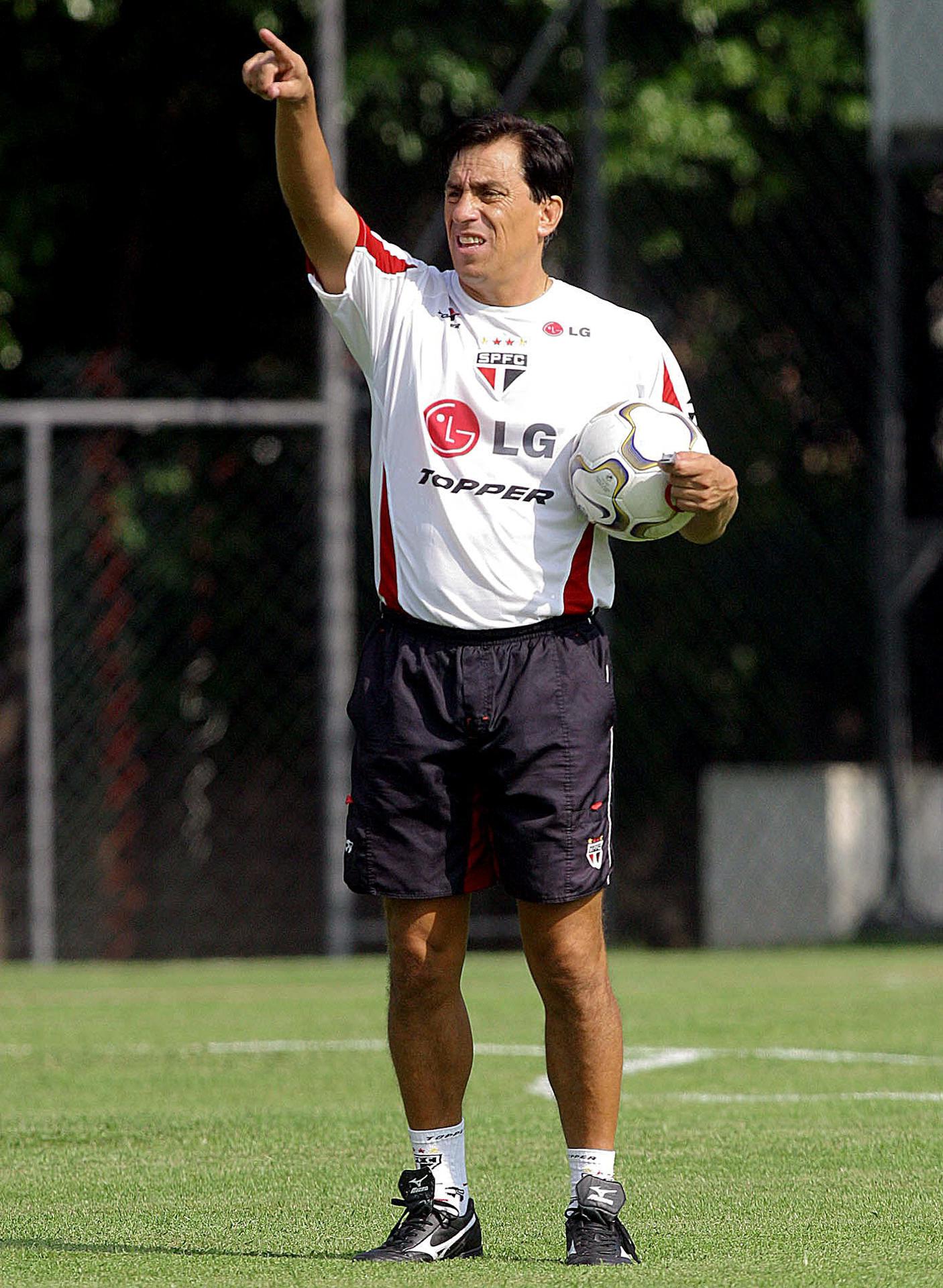 Fotografía de archivo del 2 de febrero de 2003 del exfutbolista Roberto Rojas durante un entrenamiento del Sao Paulo, en Sao Paulo (Brasil). EFE/ Caetano Barreira/ ARCHIVO