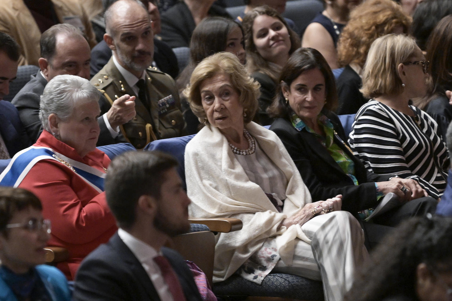 La reina Sofía de España (c) asiste al simposio "España y el nacimiento de la democracia estadounidense" este viernes, en Washington (Estados Unidos). EFE/ Lenin Nolly