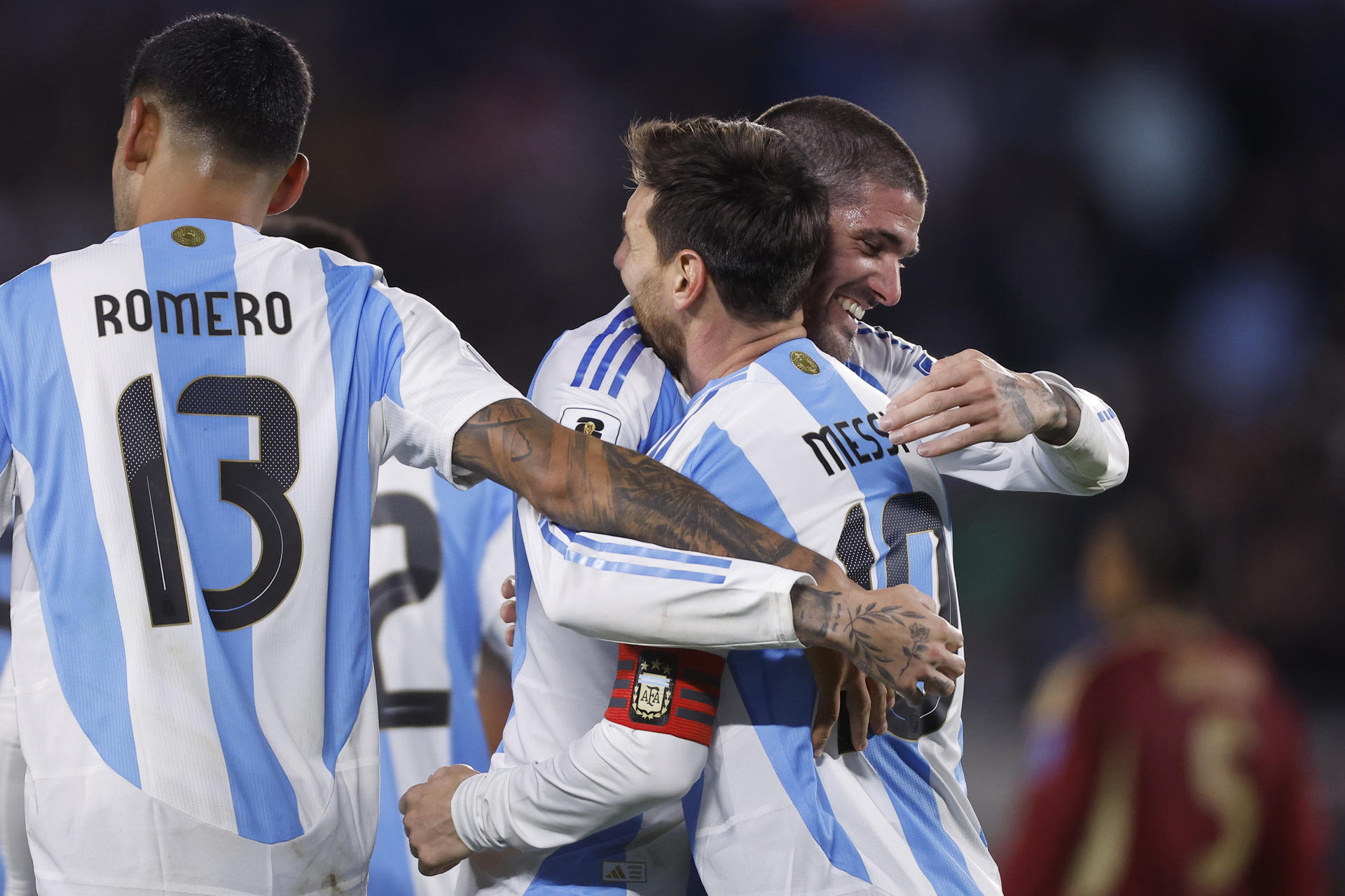 Lionel Messi (d) de Argentina celebra un gol con sus compañeros en un partido por las eliminatorias a la Copa Mundial 2026. EFE/ Juan Ignacio Roncoroni