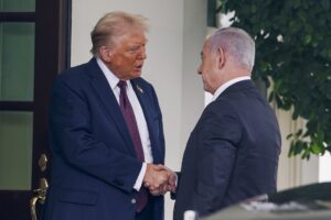 El presidente de Estados Unidos, Donald Trump (i), saluda al primer ministro de Israel, Benjamin Netanyahu (d), a su llegada al Ala Oeste de la Casa Blanca en Washington, DC, EE.UU. EFE/WILL OLIVER