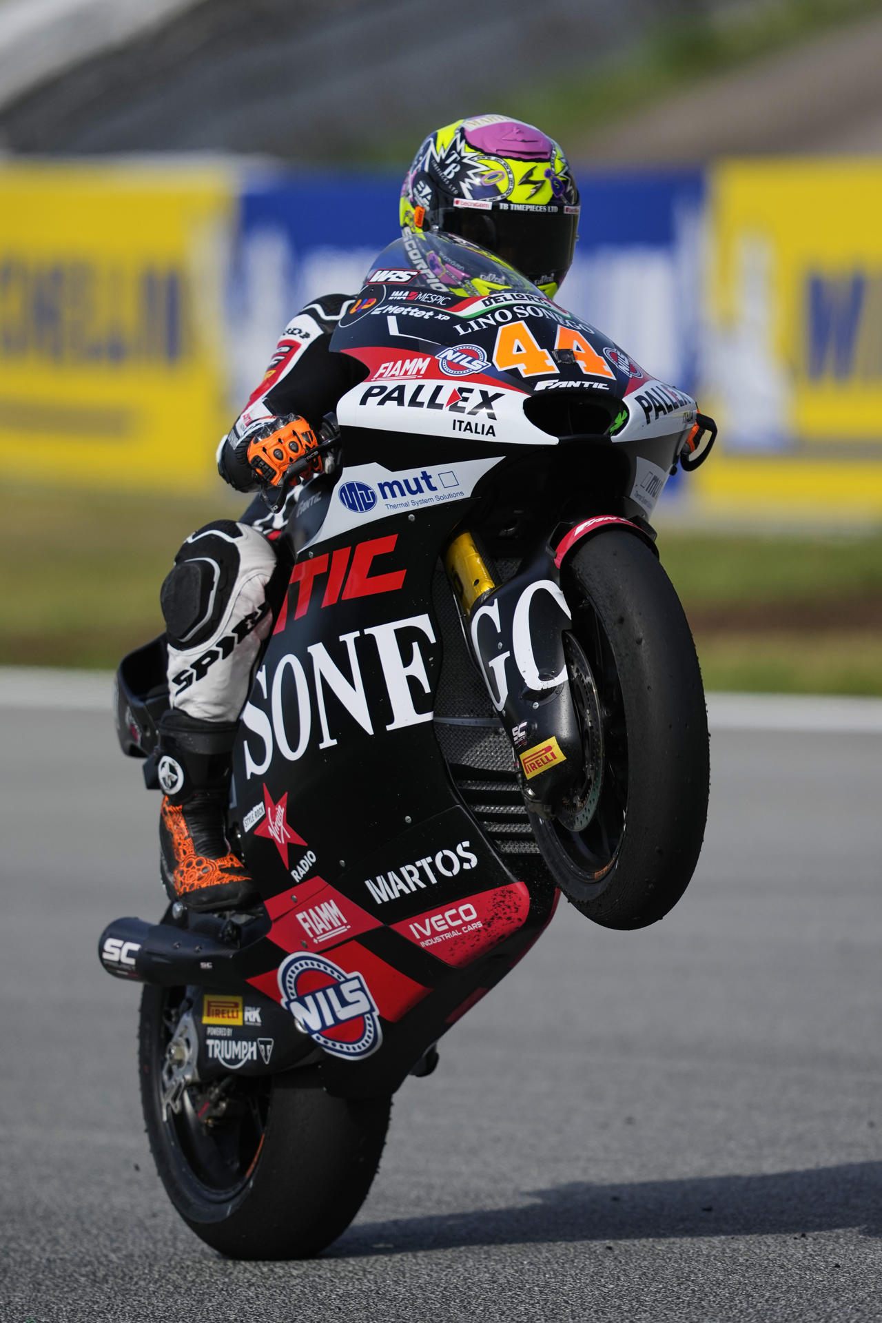 El piloto español de Moto2 Aaron Canet (Fantic Racing) durante los primeros entrenamientos libres del Gran Premio de Cataluña, que se disputará este domingo en el circuito de Barcelona-Cataluña en Montmeló. EFE/Alejandro García