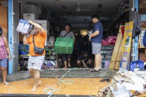 DENPASAR (Indonesia), 10/09/2025.- People clean up their shop after a flood in Denpasar, Bali, Indonesia, 10 September 2025. The region has experienced flooding due to days of heavy rain. (Inundaciones) EFE/EPA/MADE NAGI