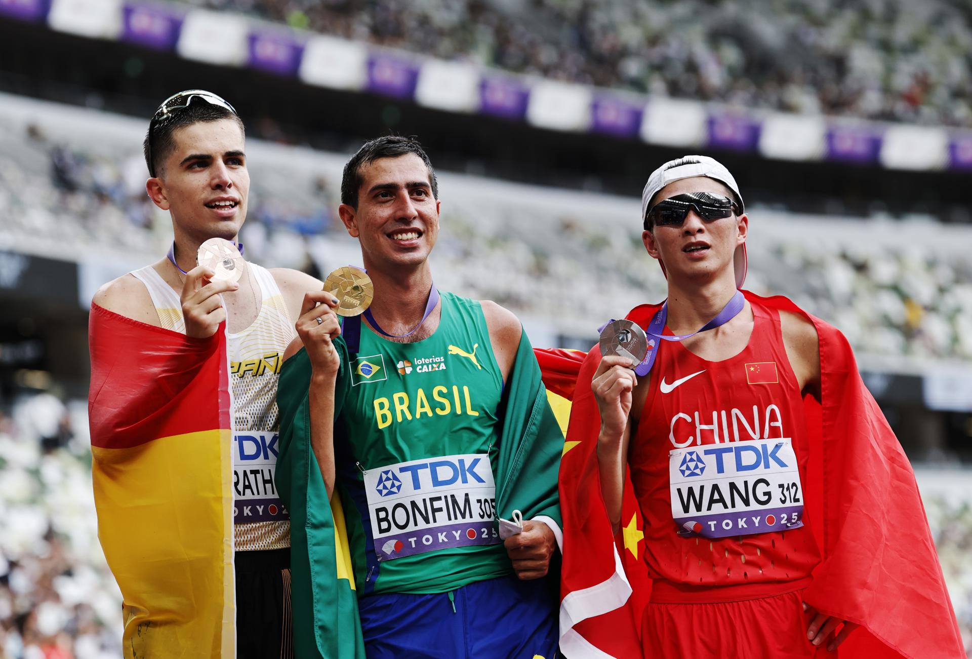 El brasileño Caio Bonfim (c) se proclamó este sábado campeón del mundo de 20 kilómetros marcha en Tokio, el chino Zhaozhao Wang (d) se colgó la medalla de plata y el español Paul McGrath (i) se llevó el bronce. EFE/EPA/FRANCK ROBICHON
