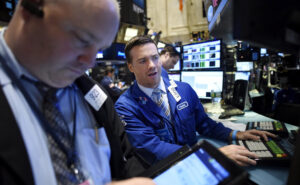 Fotografía de archivo de corredores de bola en Wall Street. EFE/JUSTIN LANE