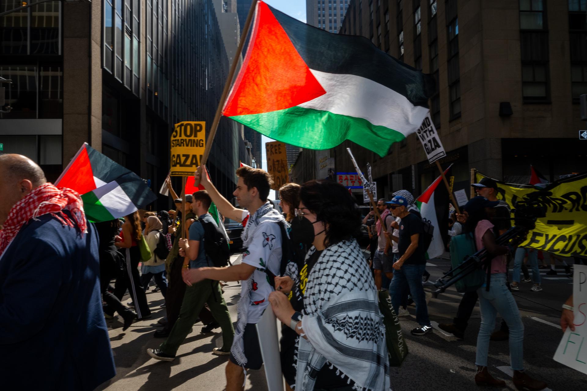 Personas en apoyo a Palestina protestan por la visita del primer ministro israelí, Benjamin Netanyahu, a las Naciones Unidas en Nueva York, EE.UU EFE/EPA/JOHN TAGGART
