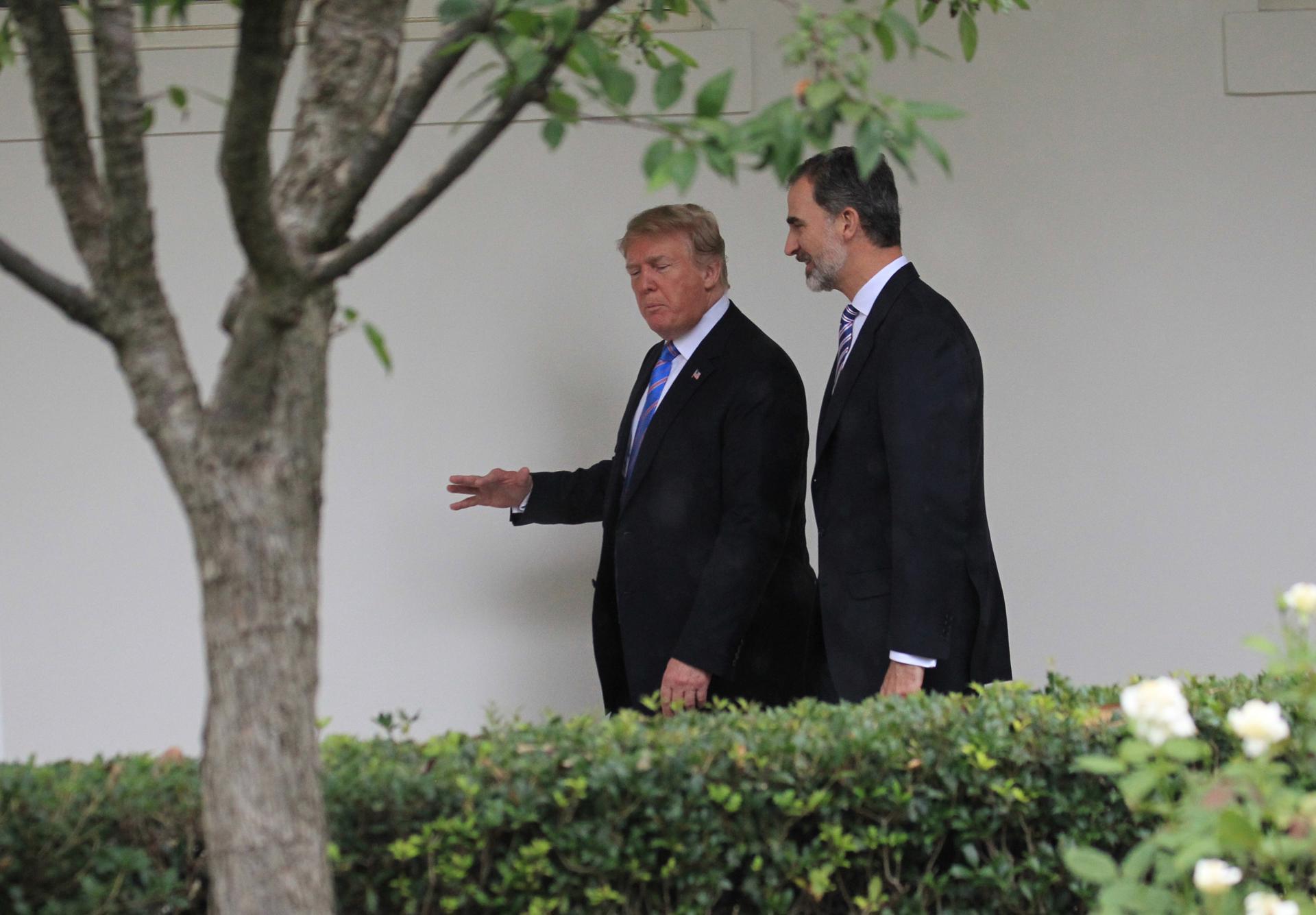 Imagen de archivo (19/06/2018).- El presidente de Estados Unidos, Donald Trump, y el rey Felipe VI caminan hacia el despacho oval para el encuentro que celebran en la Casa Blanca. EFE/Zipi