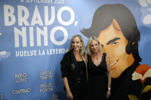 Las hijas de Nino Bravo, Eva y Ámparo Ferri, posan a su llegada al concierto homenaje a su padre que inaugura este sábado el Roig Arena de Valencia, el pabellón multiusos y nueva casa del Valencia Basket impulsado por Juan Roig tras una inversión personal de 400 millones de euros. EFE/Kai Foersterling
