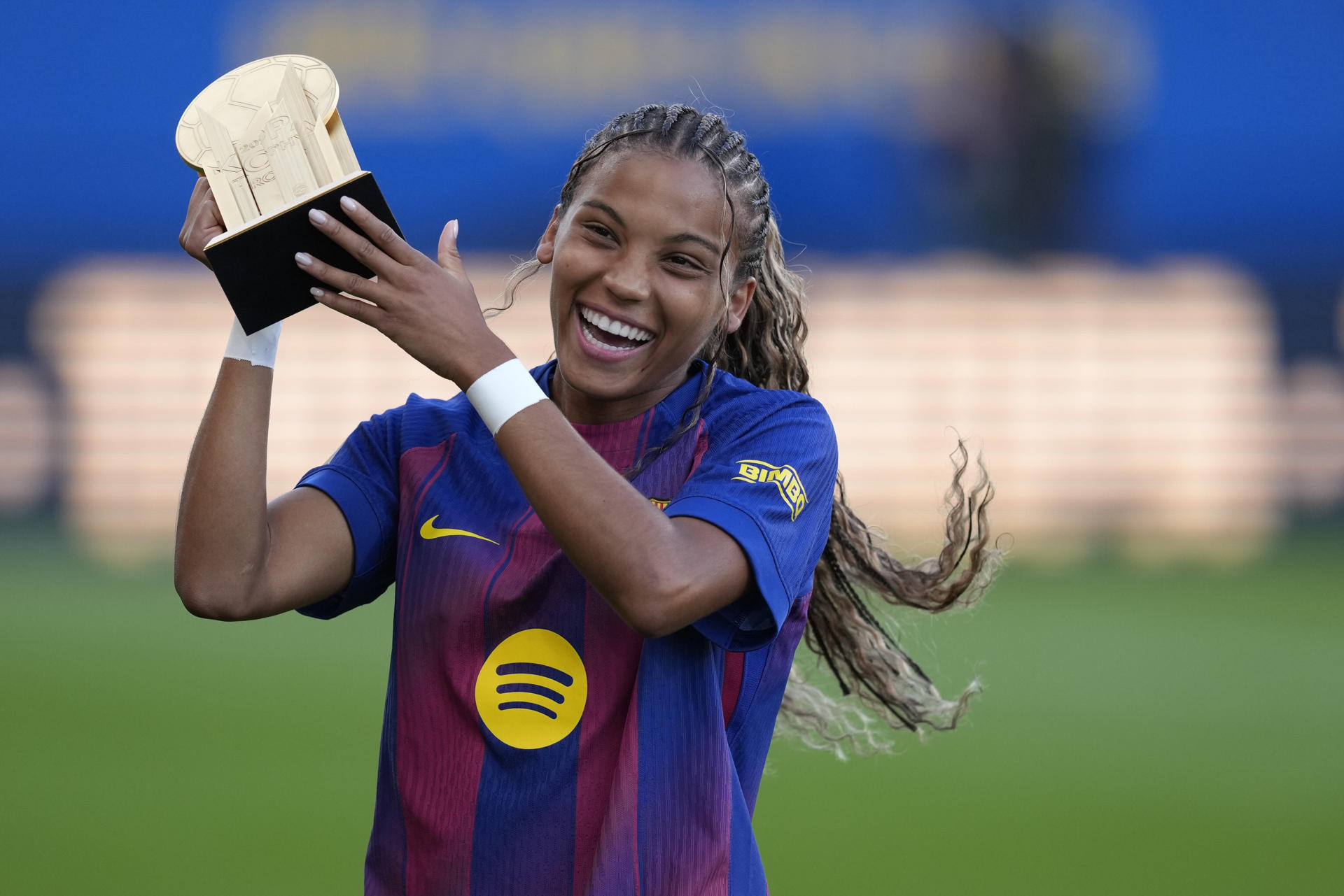 La jugadora del FC Barcelona Vicky López posa con el trofeo Kopa este sábado, en el partido de la Liga F, entre el FC Barcelona F y el RCD Espanyol, en el Estadi Johan Cruyff de Sant Joan Despí en la provincia de Barcelona. EFE/ Enric Fontcuberta
