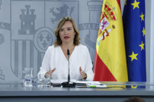 La portavoz del Gobierno y ministra de Educación, Pilar Alegría durante la rueda de prensa tras el Consejo de Ministros celebrado en La Moncloa, Madrid, este martes. EFE/JJ Guillén