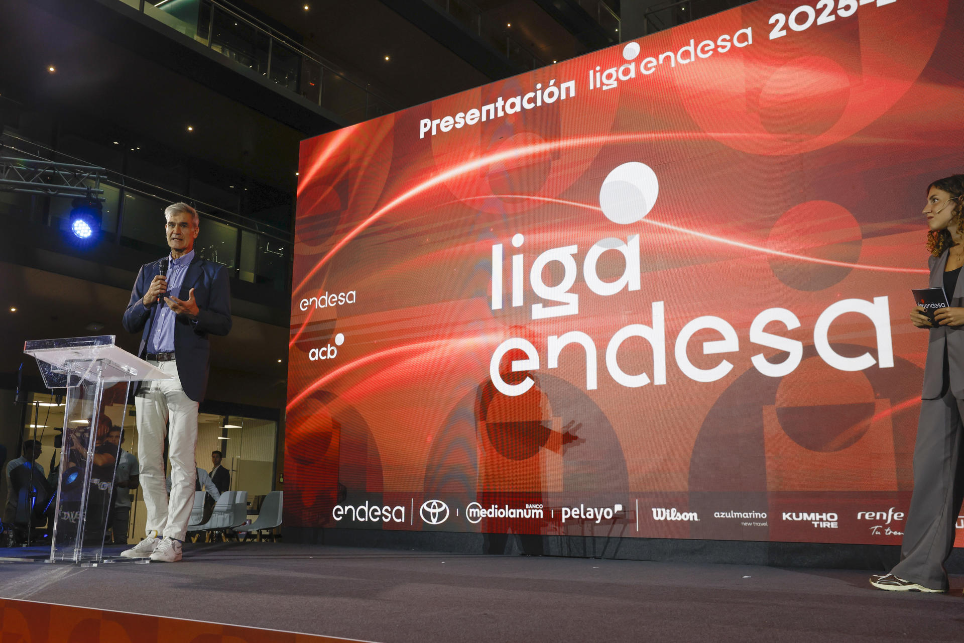 El presidente de la Asociación de Clubes de Baloncesto (ACB), Antonio Martín, interviene este martes, durante la fiesta de presentación de la Liga Endesa 2025-26, en Madrid. EFE/ Juanjo Martín
