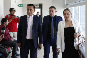 Los abogados Gustavo Huezo (i), Pedro Cruz (c) y Erika Alvarenga, representantes de los cinco líderes comunitarios, asisten a una audiencia este 24 de septiembre de 2025, en San Salvador (El Salvador). EFE/ Rodrigo Sura