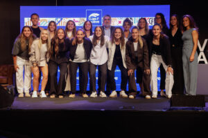 La presidenta de la Liga F, Beatriz Álvarez (7d), y el presidente del Consejo Superior de Deportes, Rodríguez Uribes (c), posan con las jugadoras durante la presentación de la liga de fúbol femenina Liga F Moeve, hoy martes en Madrid. EFE / J. P. Gandul.