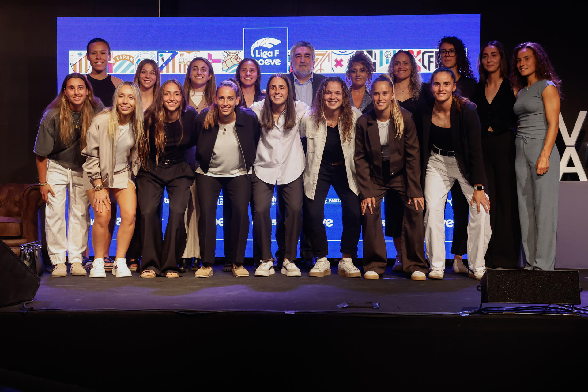 La presidenta de la Liga F, Beatriz Álvarez (7d), y el presidente del Consejo Superior de Deportes, Rodríguez Uribes (c), posan con las jugadoras durante la presentación de la liga de fúbol femenina Liga F Moeve, hoy martes en Madrid. EFE / J. P. Gandul.