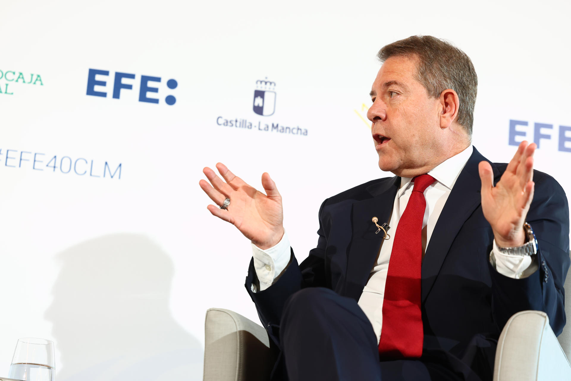 El presidente de Castilla-La Mancha, Emiliano García-Page, durante el encuentro informativo que mantuvo con el presidente de la agencia EFE, Miguel Ángel Oliver, con motivo de la celebración del 40 aniversario de la agencia EFE en Castilla-La Mancha, este viernes en Toledo. EFE/ Ismael Herrero