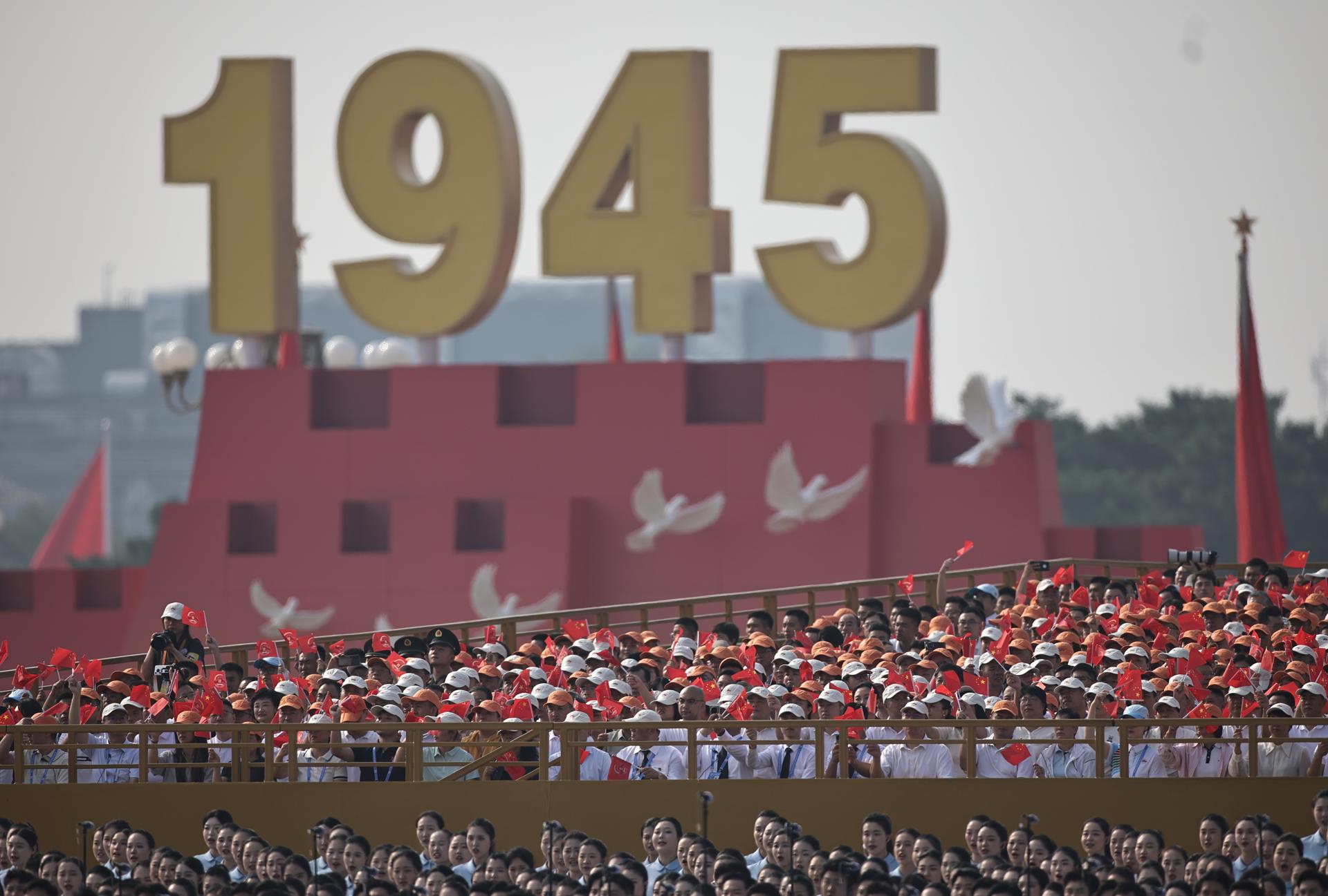 Participantes asisten al desfile militar que Pekín celebra por el 80º aniversario del fin de la Segunda Guerra Mundial en el Pacífico en Pekín (China). EFE/EPA/ANDRES MARTINEZ CASARES