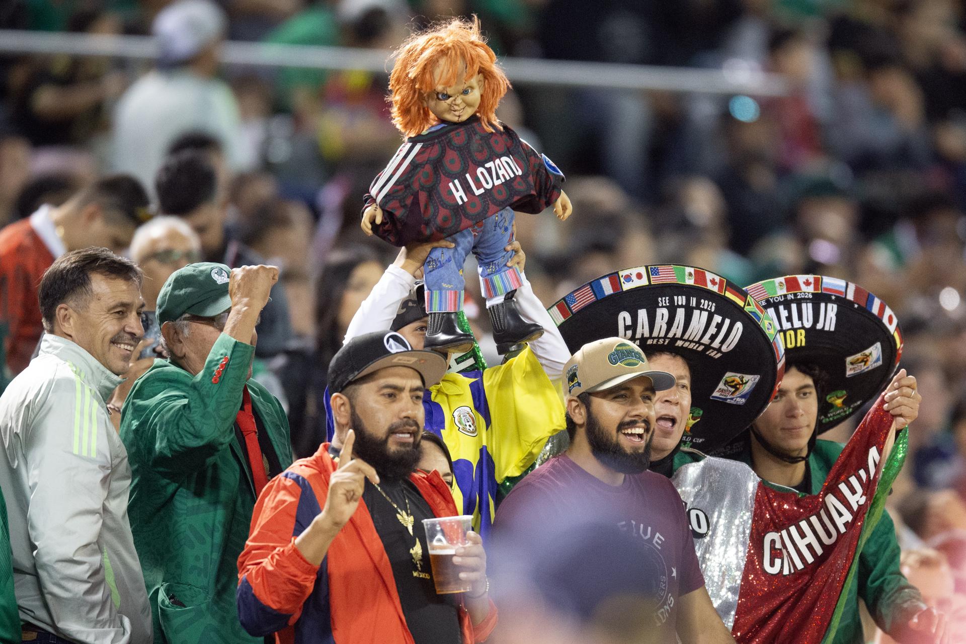 Los aficionados en el partido amistoso de fútbol entre Japón y México en Oakland, California, EE. UU. EFE/EPA/D. ROSS CAMERON