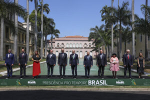 Los representantes del Mercosur y de la Asociación Europea de Libre Comercio (EFTA, por sus siglas en inglés), tras la firma de un tratado de libre comercio entre estos dos bloques, este martes, 16 de septiembre, en el Palacio de Itamaraty, en Río de Janeiro (Brasil). EFE/André Coelho