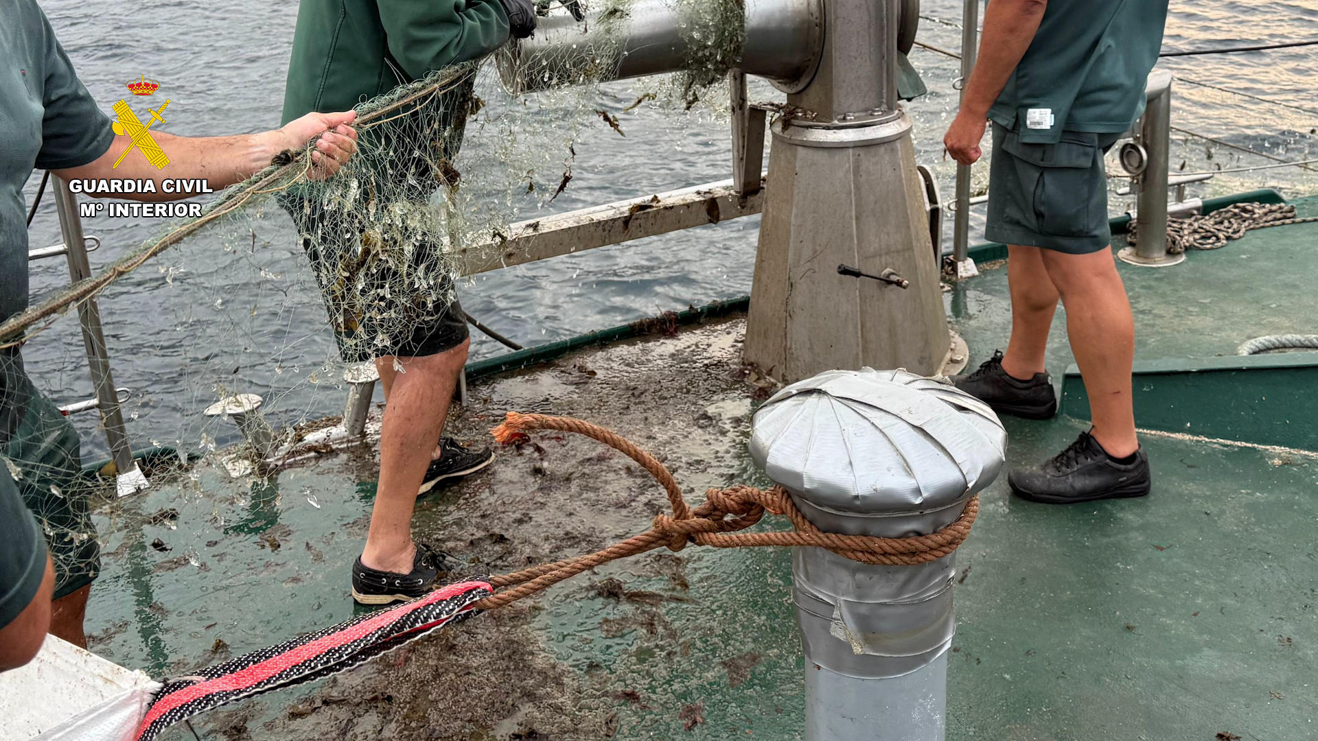 La Guardia Civil se ha incautado de 51 nasas ilegales en aguas exteriores, así como de una red de pesca de cerca de un kilómetro de longitud en aguas interiores de la bahía que une las localidades cántabras de Santoña con Laredo. El hallazgo lo llevaron a cabo, los pasados días 25 y 26 de agosto, guardias civiles de los Servicios Marítimos Provinciales de Bizkaia y Cantabria dentro de un dispositivo conjunto en aguas de la bahía de Santoña con el objetivo de detectar y retirar artes de pesa ilegales. EFE/Guardia Civil / SOLO USO EDITORIAL/SOLO DISPONIBLE PARA ILUSTRAR LA NOTICIA QUE ACOMPAÑA (CRÉDITO OBLIGATORIO)