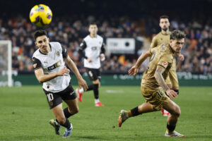 El centrocampista del Valencia André Almeida (i) durante un partido de liga, EFE/Ana Escobar