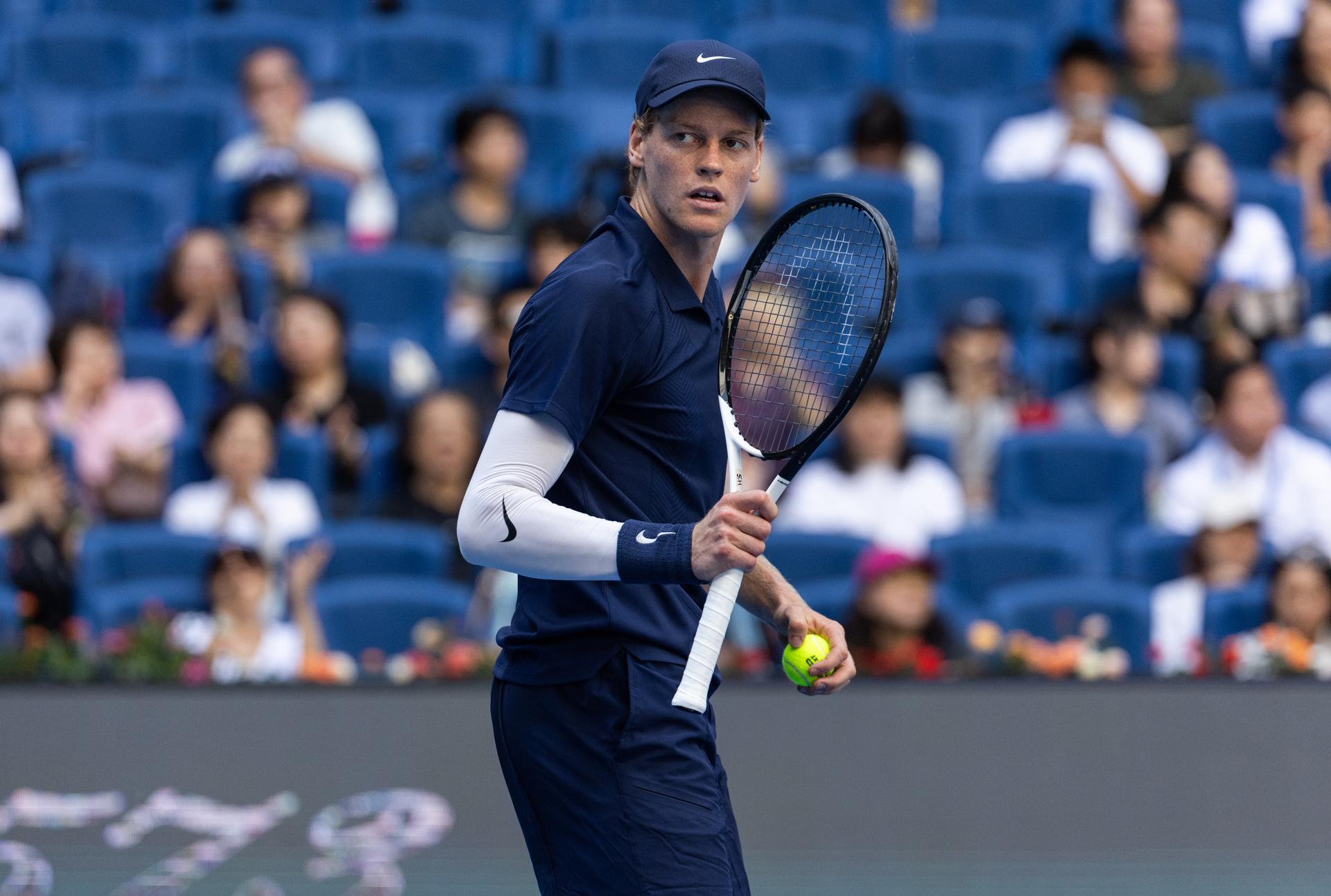 El tenista italiano Jannik Sinner durante el partido contra el australiano Alex de Minaur en el Abierto de China, Pekin. EFE/EPA/JESSICA LEE
