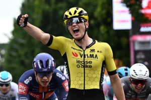 Fotografía de Luca Zennaro, en la que puede verse en una imagen de archivo del 22 de mayo de 2025 al ciclista neerlandés Olav Kooij (Visma). EFE