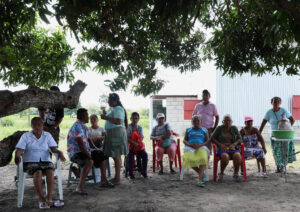 Pobladores de la comunidad de "El Nuevo Bosque" asisten a una rueda de prensa este miércoles, en el municipio de Centla, estado de Tabasco (México). EFE/ Mario Guzmán