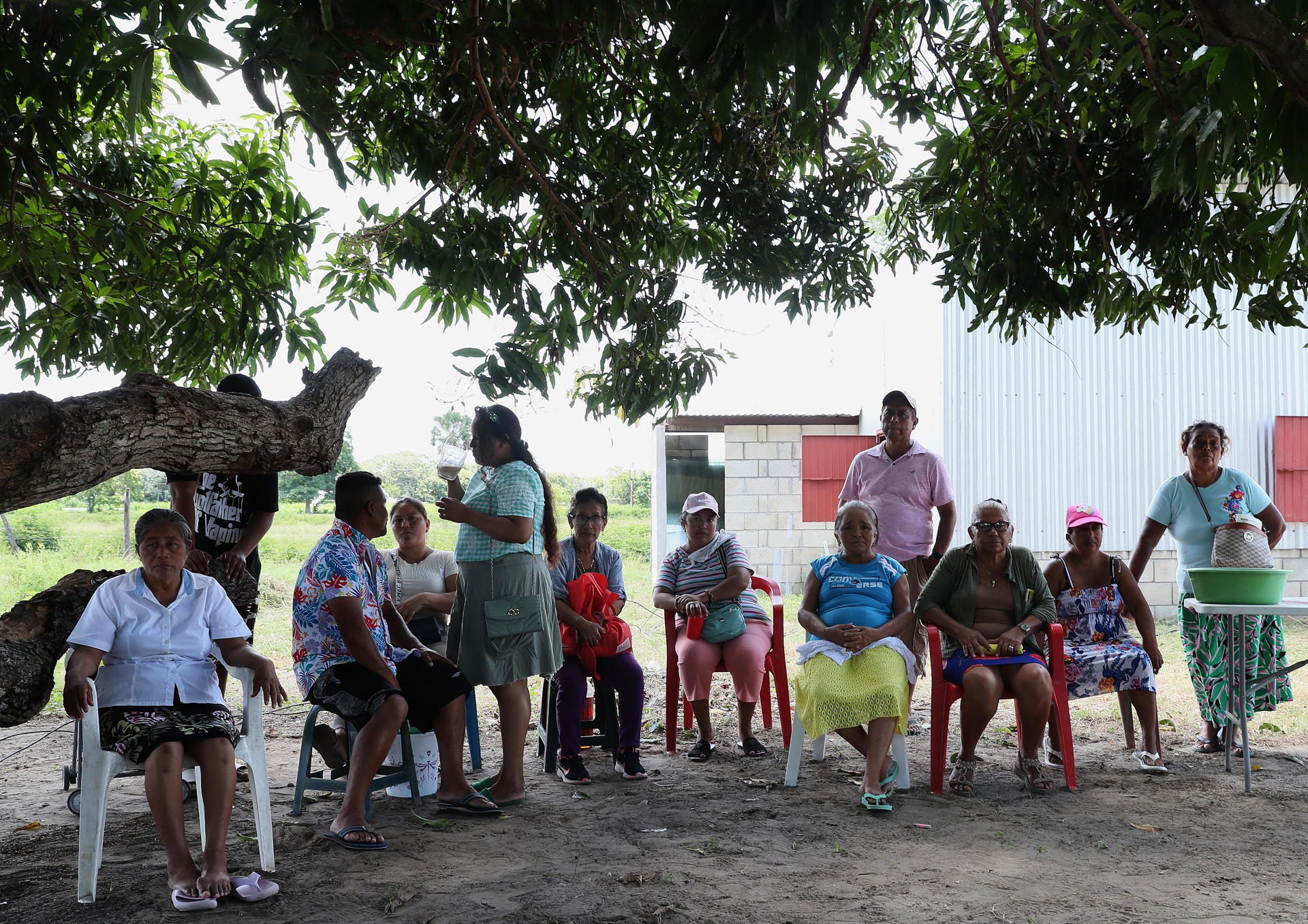 Pobladores de la comunidad de "El Nuevo Bosque" asisten a una rueda de prensa este miércoles, en el municipio de Centla, estado de Tabasco (México). EFE/ Mario Guzmán