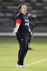 Imagen de archivo de Marcelo Bielsa como seleccionador de Chile. EFE/Ali Haider